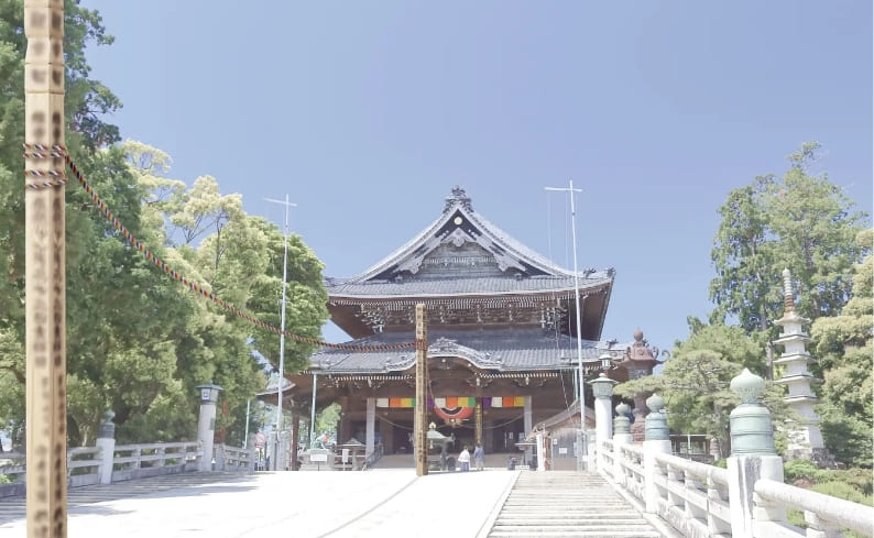 御縁柱と豊川稲荷本殿
