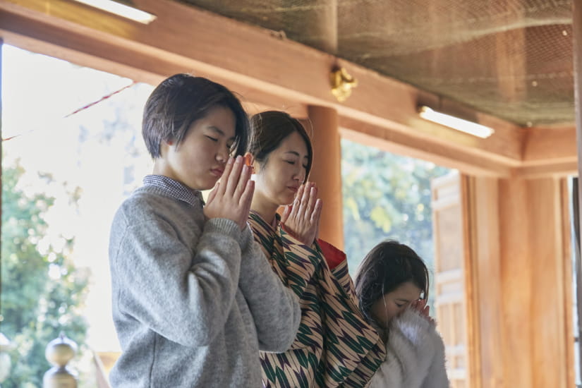 お賽銭を納める